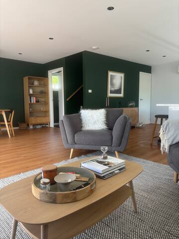 Scandinavian living in Sandy Bay gallery image 2