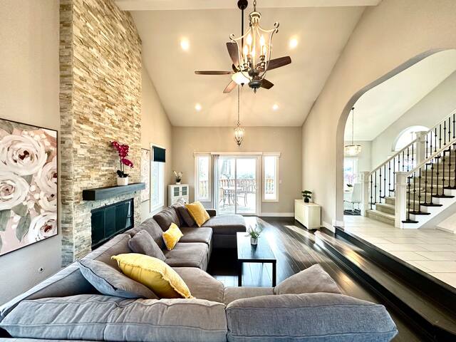 Luxury 7B4B Retreat Pool/Hot Tub/Play/Amazing View gallery image 5