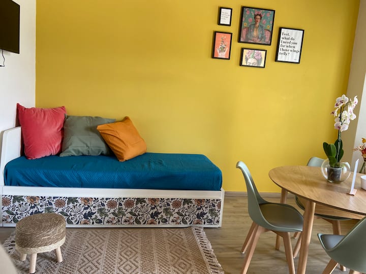 Sofá cama cerrado, utilizable como zona de descanso.