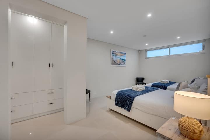 ಬೇಸ್‌ಮೆಂಟ್ ರೂಮ್ 2 ಕ್ವೀನ್‌ಬೆಡ್‌ಗಳು