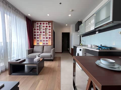 Astra Luxury Pool Condo with 2 bedrooms in Chiang Mai, next to Shangri-La Hotel, walking distance to