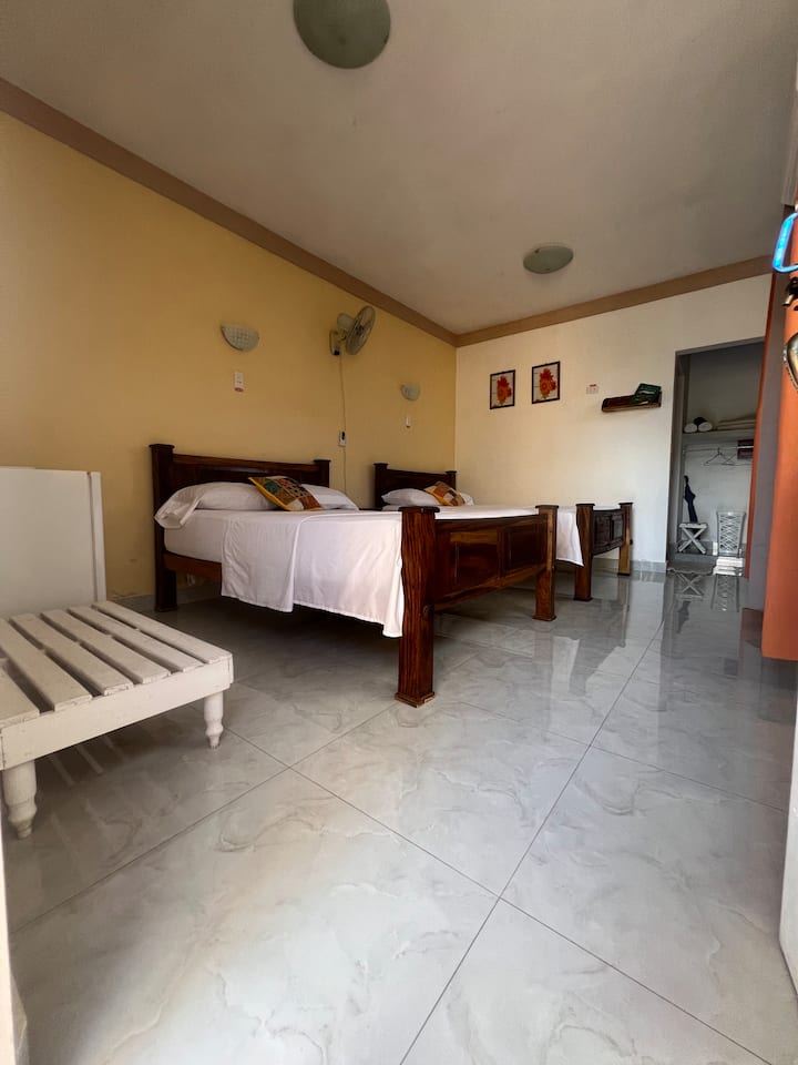 Privado a 8 minutos a pie del centro de la ciudad, baño privado dentro de la habitación, dos camas dobles, aire acondicionado, insonorizado, barras de seguridad en las ventanas, sábanas, toallas, productos de higiene personal incluidos, cortinas opacas, etc.