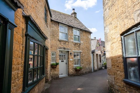 The Best Location In Bourton-Parking-Garden-BBQ