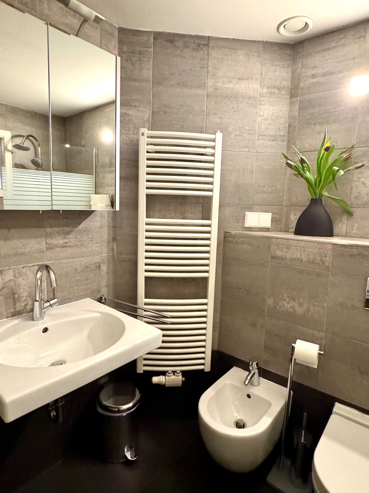 Full bathroom image 2