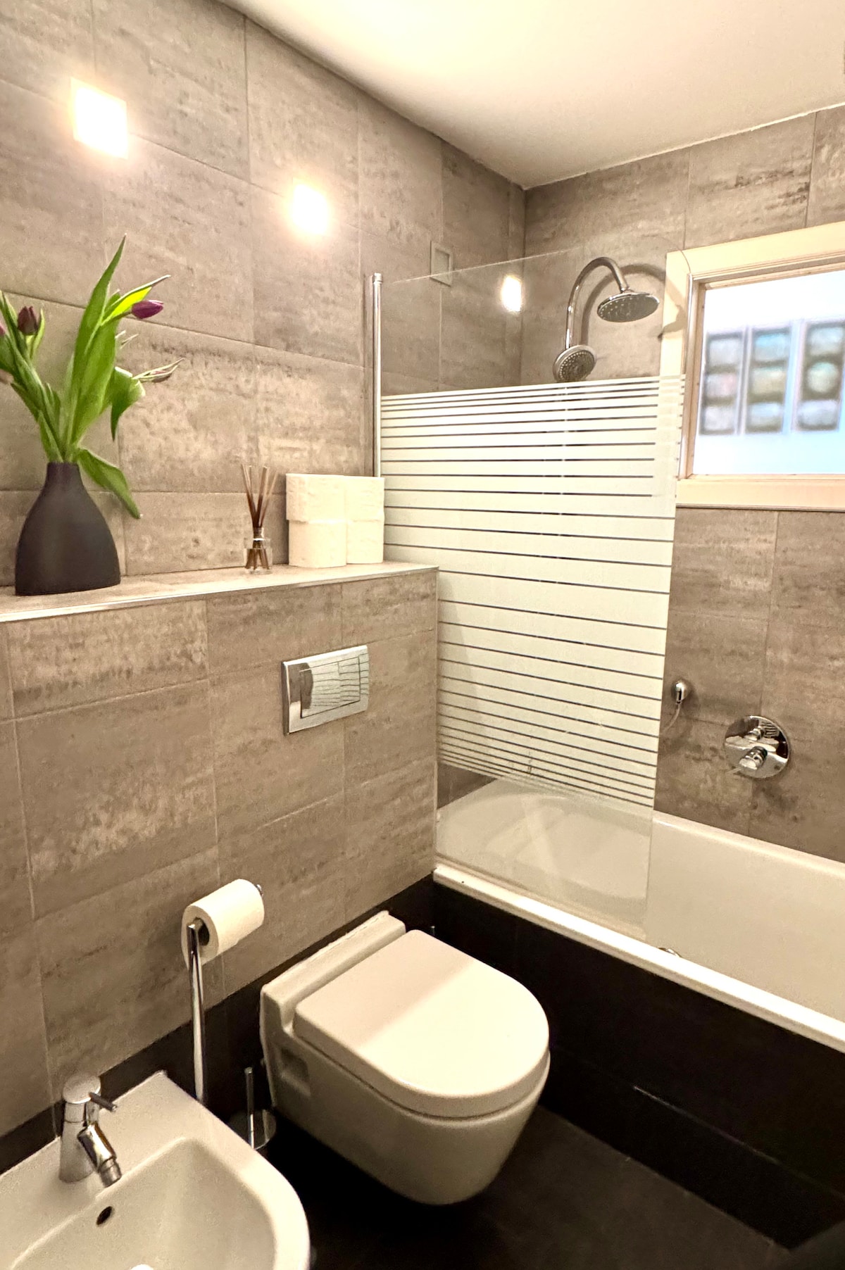 Full bathroom image 3
