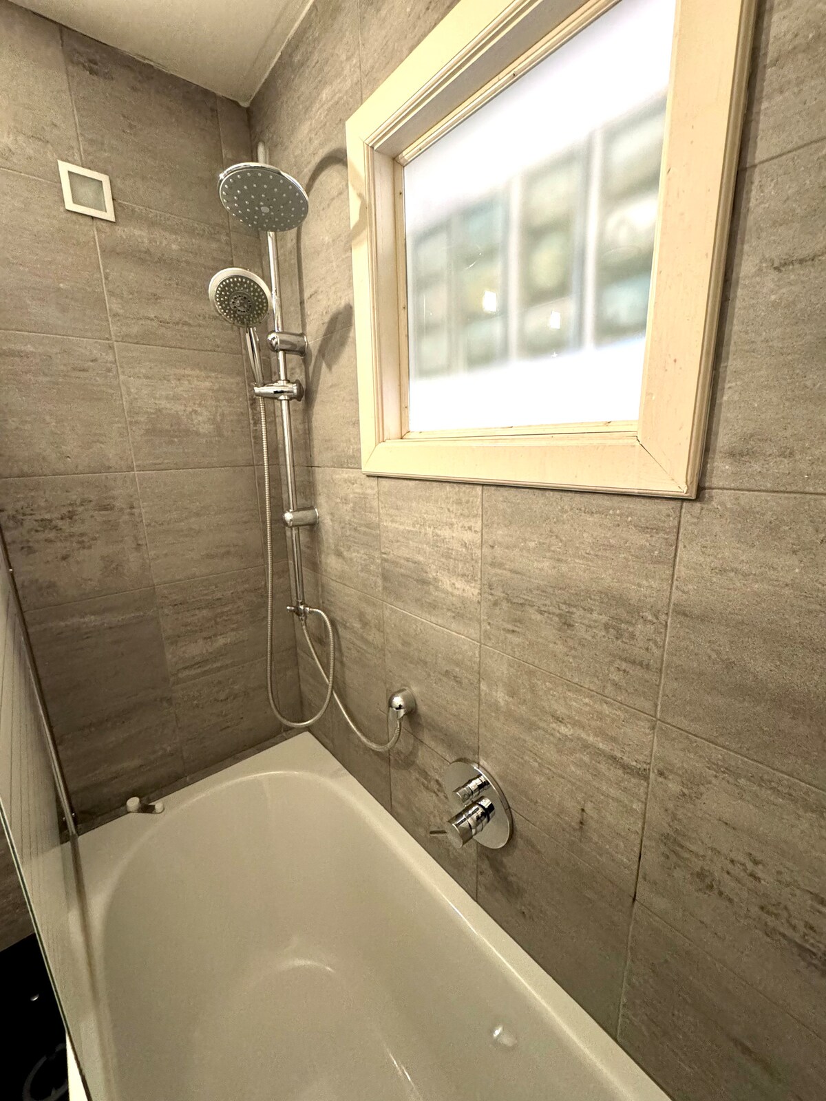 Full bathroom image 4
