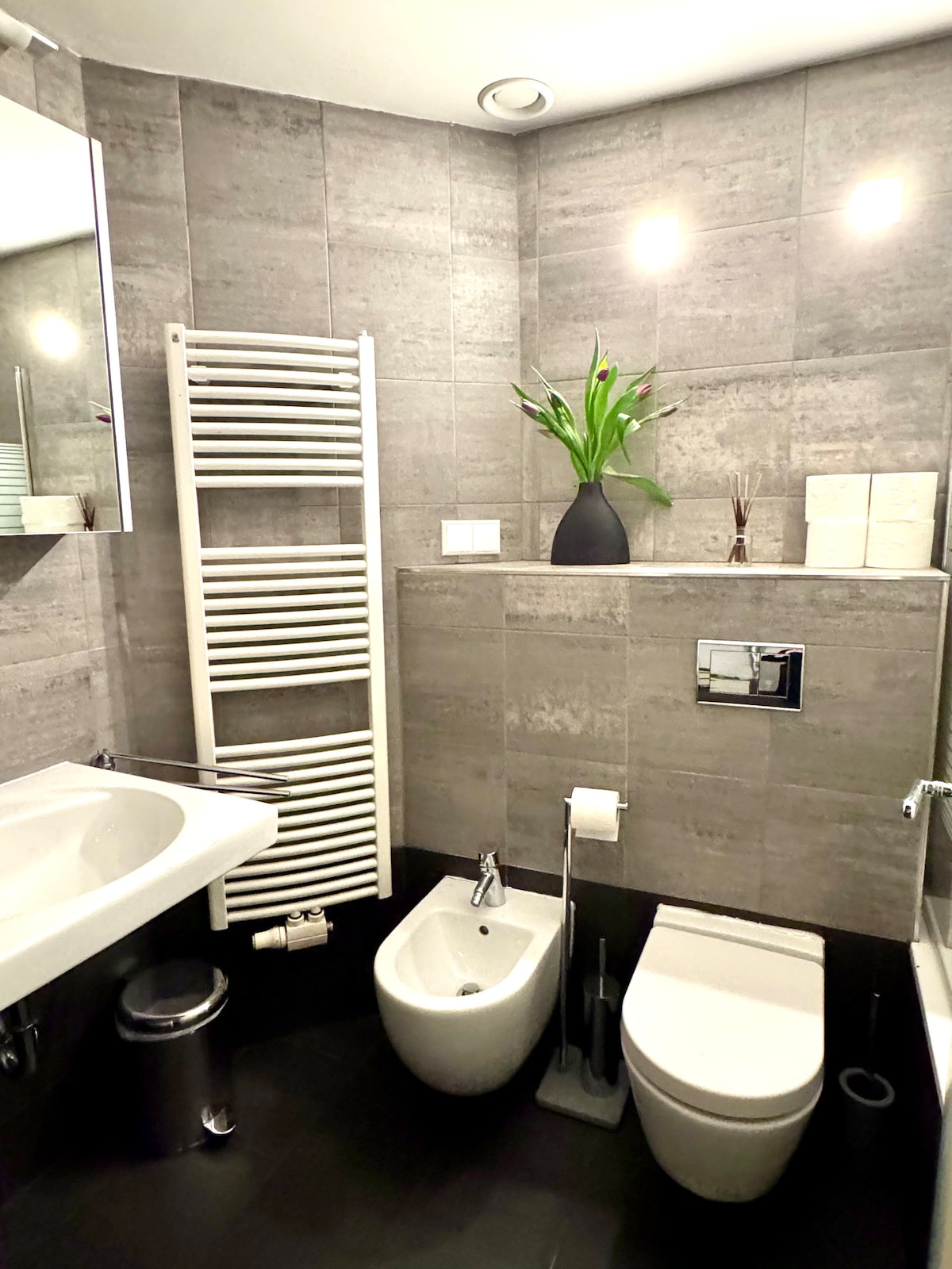 Full bathroom image 1