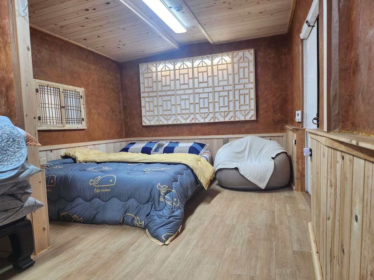 إنها غرفة نوم صحية للغاية مع تصميم داخلي للسرو في بيت ترابي أصلي وتهتز السرو.
مرحاض داخلي 