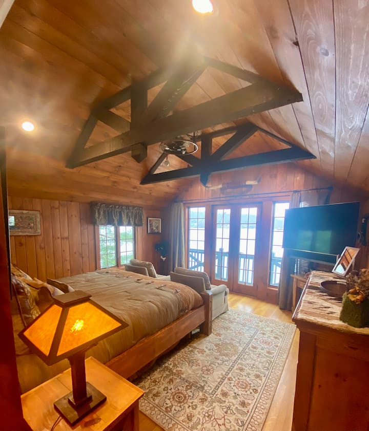 Hlavná spálňa s manželskou posteľou King a vlastnou kúpeľňou, práčovňa pred touto izbou