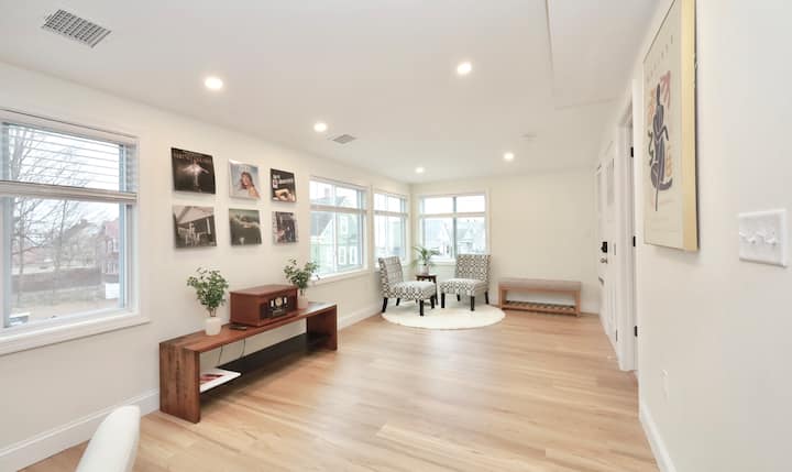 2 Bed | 2 Bath | Parking | King Beds | Laundry - Melrose, MA