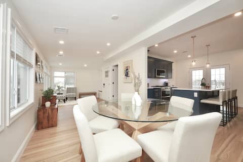 2 bed | 2 bath | Parking | King beds | Laundry