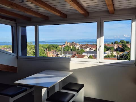 Charming attic with view on lake, Alps and castle