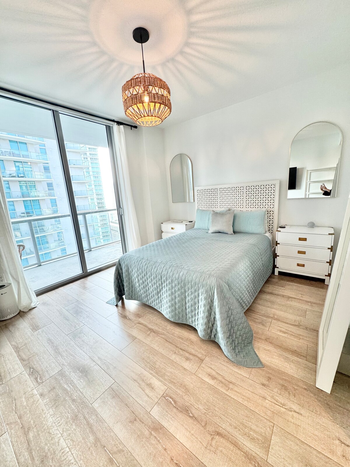 Მთავარი საძინებელი 5 ცალი სააბაზანოთი. Პირდაპირ აივანზე გასასვლელი. 55-დუიმიანი ტელევიზორი სამუშაო მაგიდით.