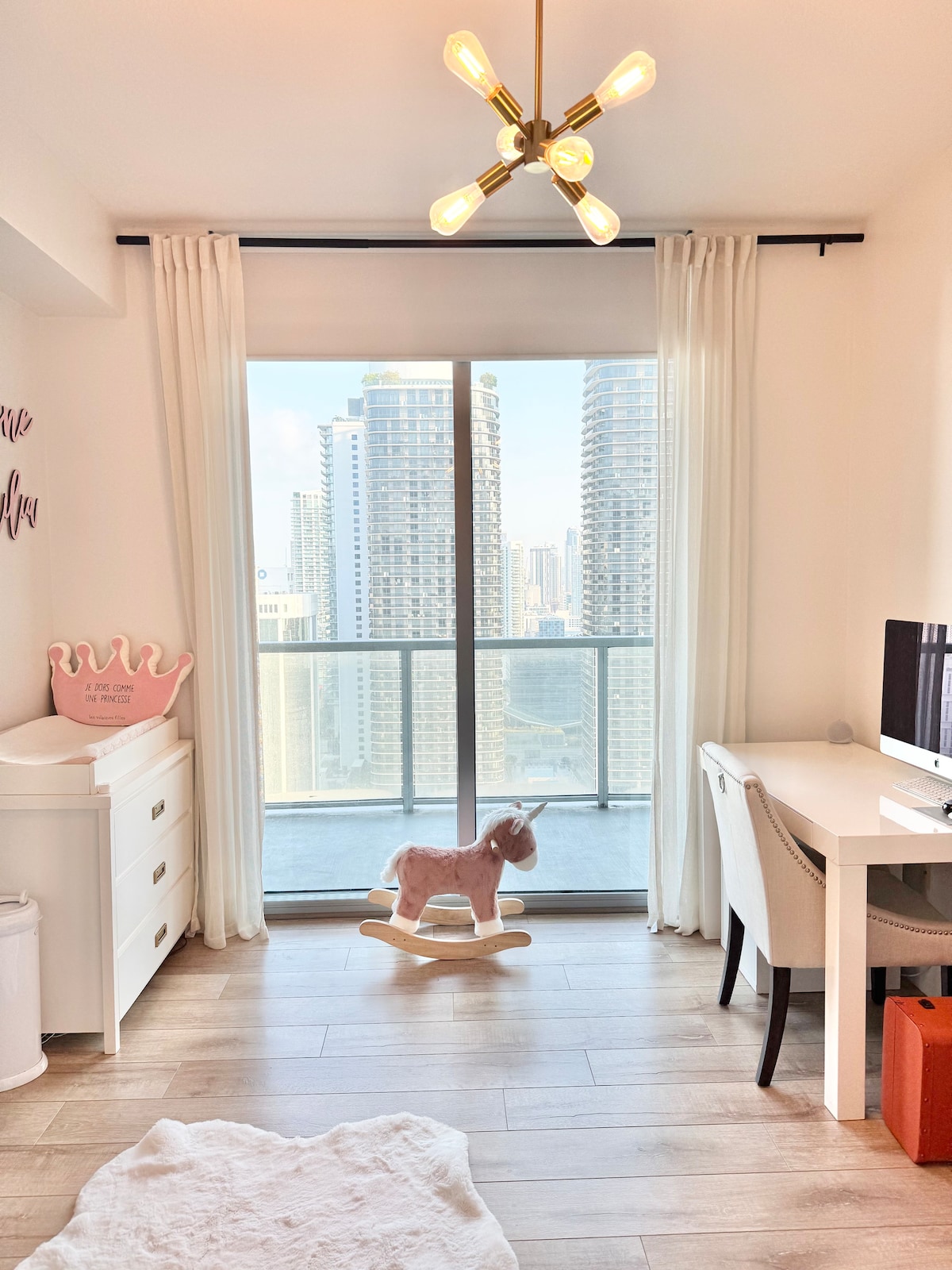 მე-2 საძინებელი ჩვილის საწოლით, გამოსაცვლელი მაგიდით, სამუშაო მაგიდის სამუშაო სივრცით, წიგნების დიდი თარო წიგნების კოლექციით. Პირდაპირი წვდომა აივანზე. 

Ხელმისაწვდომი იქნება სრულიად ახალი, სრული ზომის საწოლი სრულიად ახალი თეთრეულითა და ბალიშებით. 