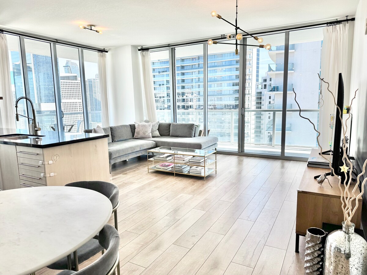 Ღია კონცეფცია: მისაღები ოთახი + სასადილო ოთახი + სამზარეულო. Ქალაქის და წყლის ხედები. პირდაპირ აივანზე გასასვლელი. 70-დუიმიანი ტელევიზორი. 