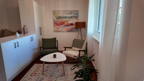 Leistungsstarkes Airbnb: Modern Apartment with Balcony | near Salzburg in Leopoldskroner Moos