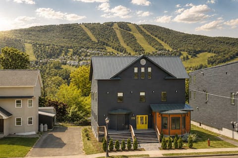 Modern Mountain Retreat | Near Hunter