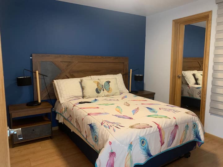 Esta habitación cuenta con baño completo.