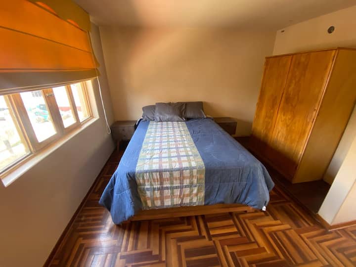 מיטת קווין סייז נוחה מאוד, Wi-Fi, חדר רחצה עם מים תרמיים טבעיים, חלון המשקיף על הרחוב. החדר הזה נמצא בקומה השנייה. כדי להשיג מים תרמיים, משאבת המים התרמיים מופעלת למשך כ-6 דקות לפני השימוש.