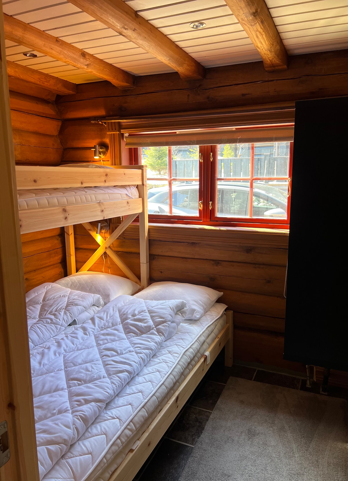 Dormitorio en el primer piso con litera familiar (150 cm de ancho por debajo y 75 cm de ancho por encima)

Estante conveniente para guardar ropa