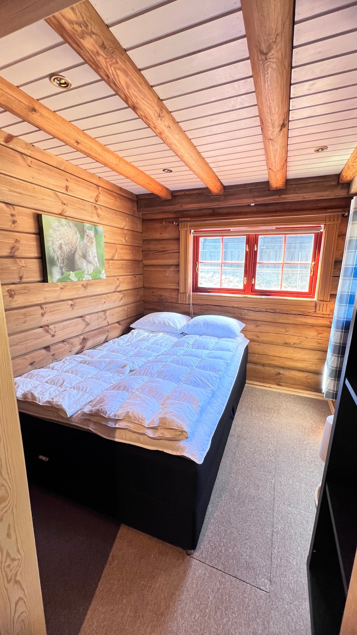 Dormitorio en el primer piso con cama doble de 140 cm de ancho

Estante conveniente para guardar ropa 