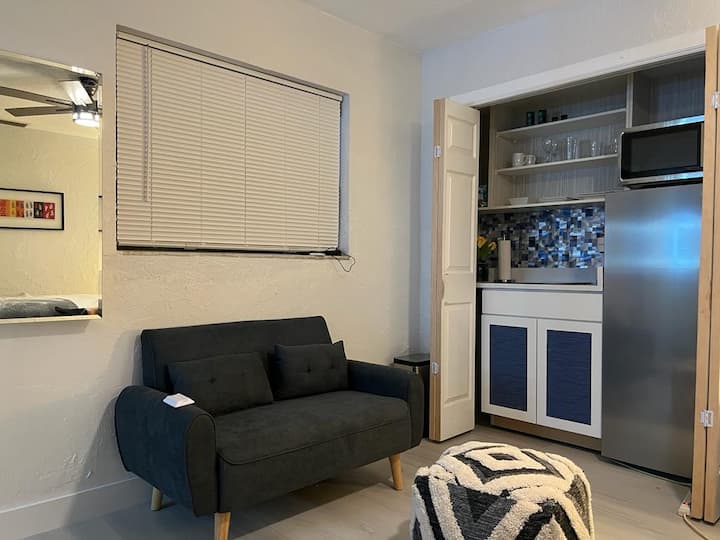 Tiny Studio Apartment - Dania Beach, FL