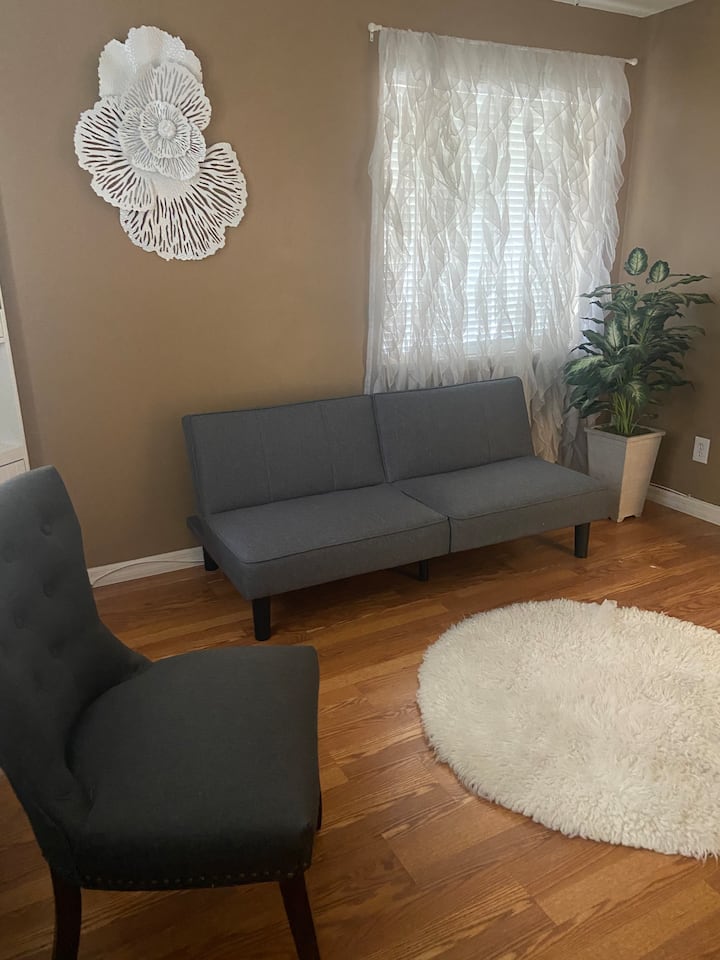 ห้องนั่งเล่นกว้างขวางมองเห็นสระว่ายน้ำและสนามหลังบ้านส่วนตัว