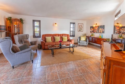 Propiedad de Airbnb exitosa: Beautiful Country Home with 30c Heated Pool en Haría