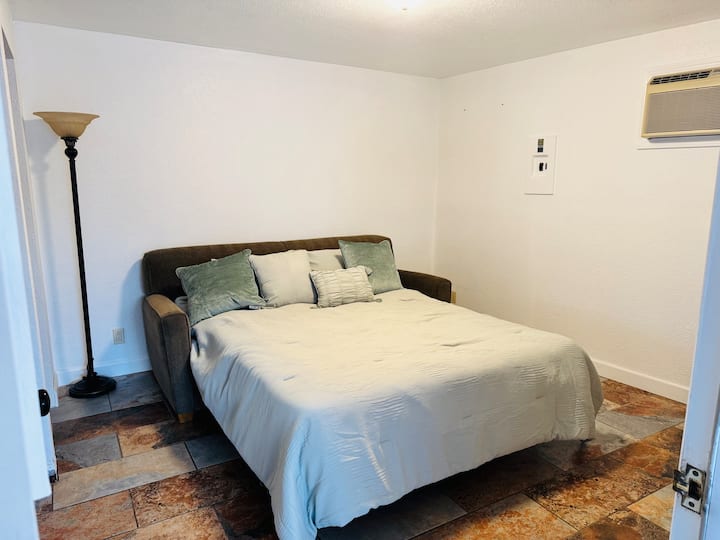 Bračni krevet (160x200). 