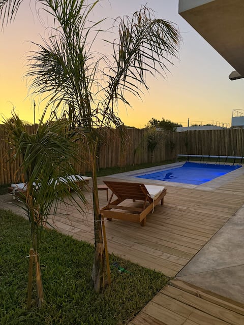 Swimming pool, stove, pet-friendly, minutes from the ocean