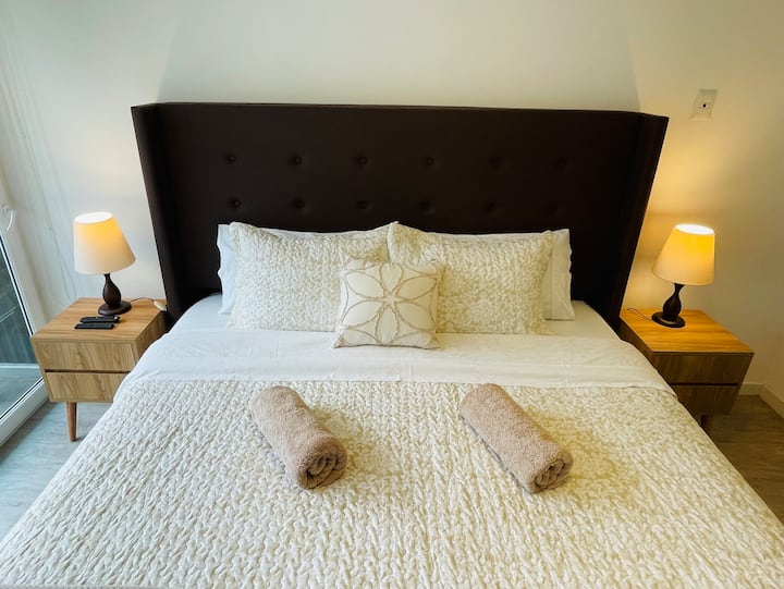 Chambre principale avec lit KING super confortable et fenêtres anti-bruit.