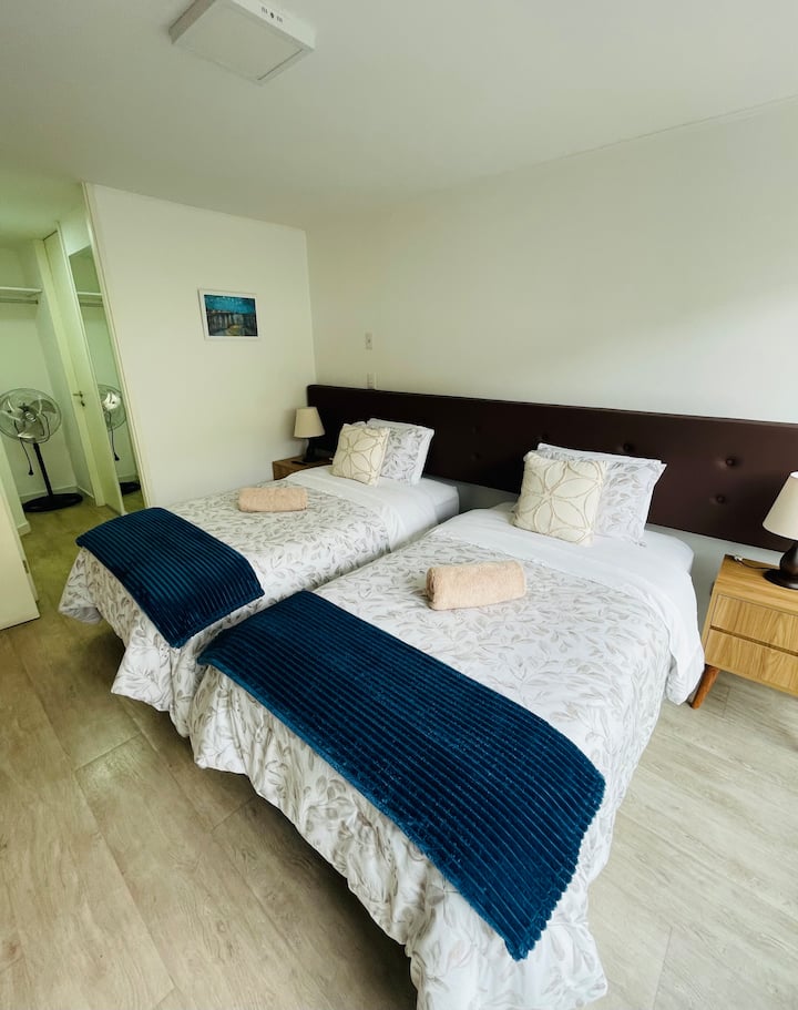 Vue complète de la chambre secondaire avec l'entrée du dressing et de la salle de bain.