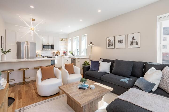 Luxurious Condo near MIT, Harvard & the T+ Parking gallery image 2