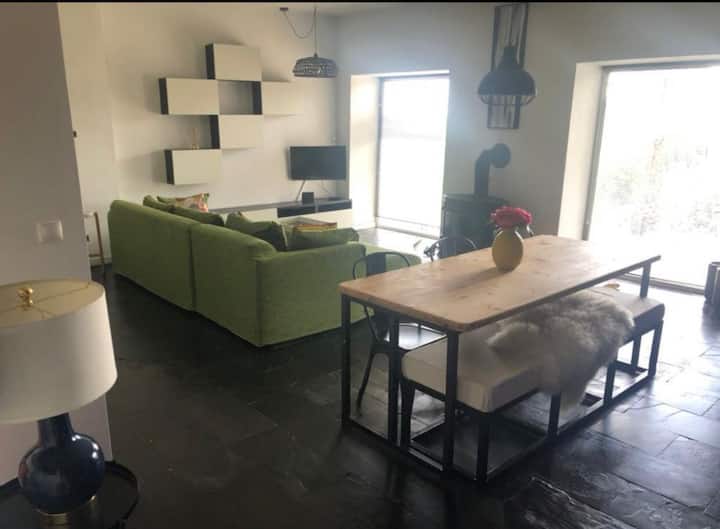 Obývací priestor a kuchyňa sú otvorené a majú pekný prúd. Veľké okná vpustia veľa svetla a bez ohľadu na to, kde sa nachádzate, máte nádherný výhľad na hory a rustikálnu záhradu a bazén. Veľká pohodlná rozkladacia pohovka 