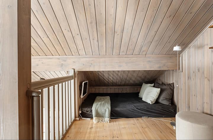 Поткровје со двоен кревет. Нема врата што може да се затвори во оваа соба. Во отворот е вметната порта што се повлекува за да биде безбедно за децата да престојуваат тука. Може да се користи и како простор за играње.