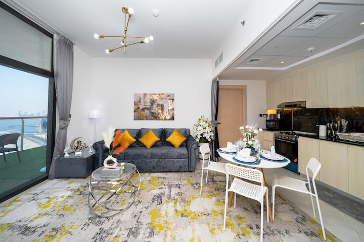 温馨实用的起居空间，配备舒适的沙发床，非常适合额外房客入住。 您可以使用高速互联网，在55英寸电视上享受娱乐。