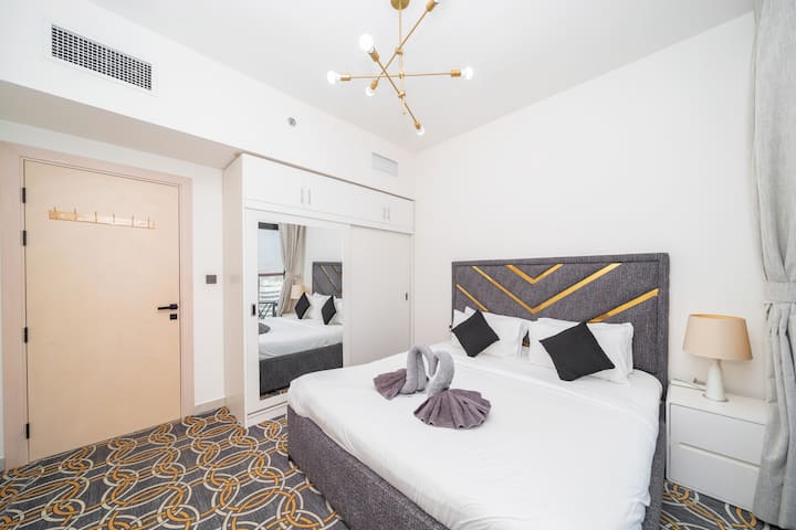  舒适的卧室配有豪华的标准双人床，可欣赏迷人的城市和小溪美景，非常适合在享受美丽环境的同时享受宁静的夜间睡眠。