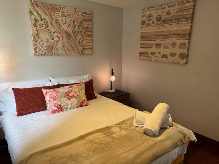Tercer dormitorio acogedor y compacto, cama doble.