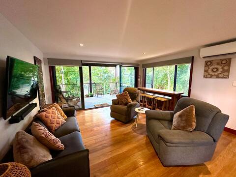 Top Airbnb: Belongil Beach ~ Sublime Creek & Sunset Views in Byron Bay