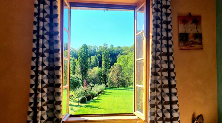 Vom Zimmer Nr. 1 aus herrlicher Blick auf die Felder und Klippen und den Fluss darunter
