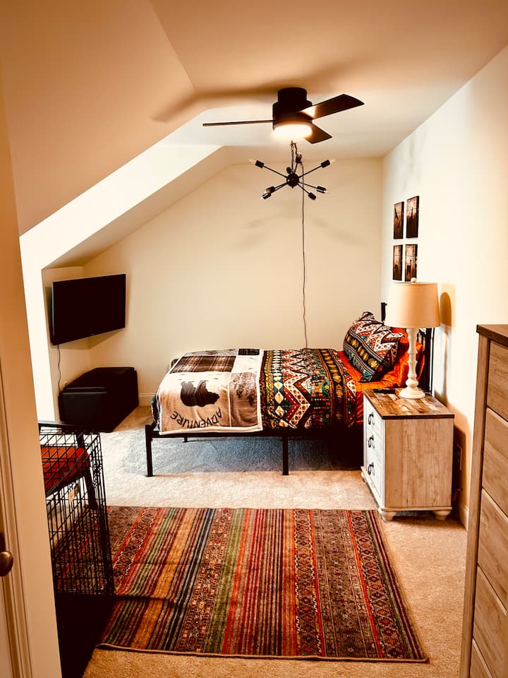 Closest Ocean Beach < 2 hr drive! Daytrip!
43 in wall mounted Roku TV. Spectrum Streaming App, Max, Roku Live free channels, Disney+.