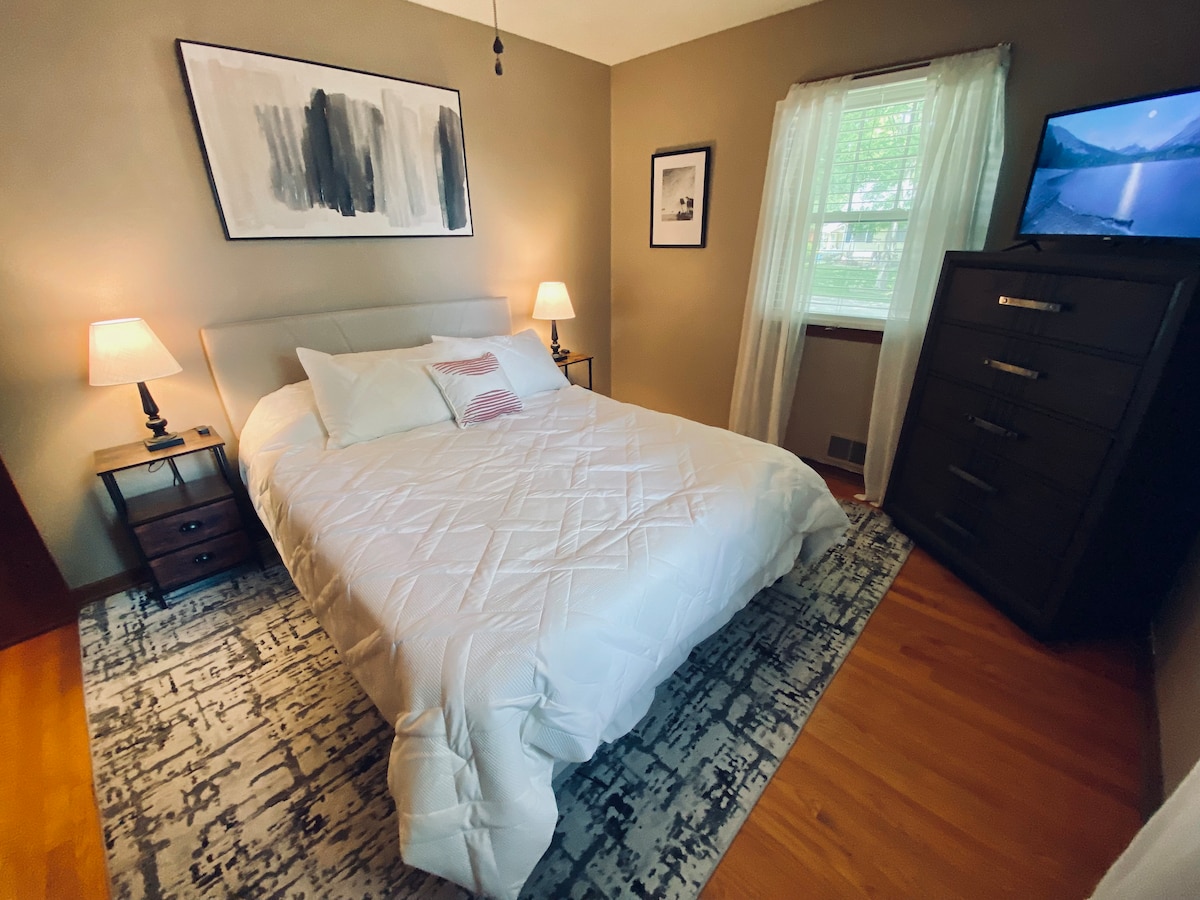 غرفة نوم بحجم كوين مع تلفزيون وبياضات جديدة تمامًا.