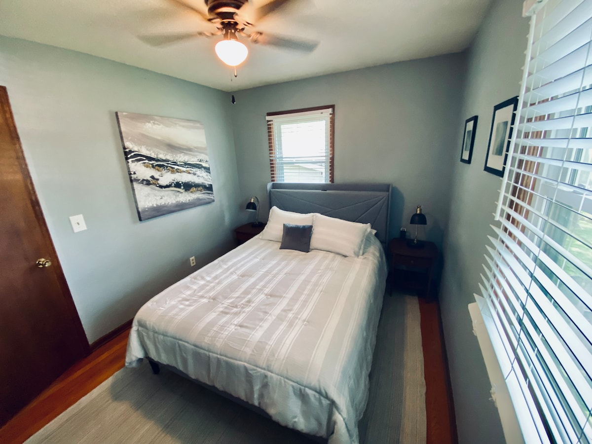 غرفة نوم بحجم كوين مع بياضات جديدة تمامًا.