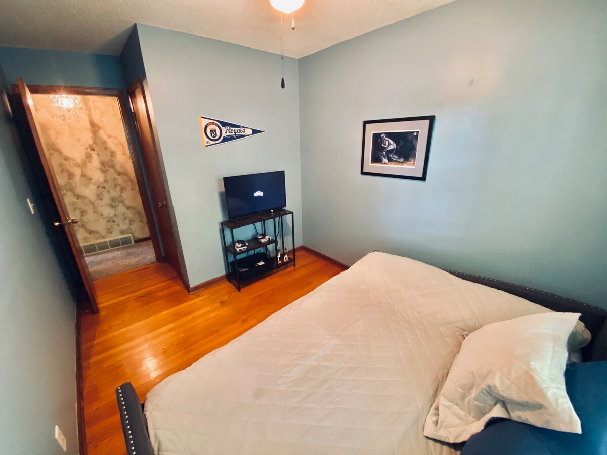 غرفة نوم بسرير كامل ودوامة مزدوجة تحتها. 