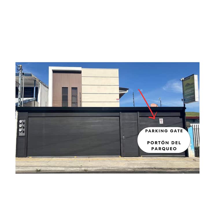 Фотографија од фасадата на имотот.