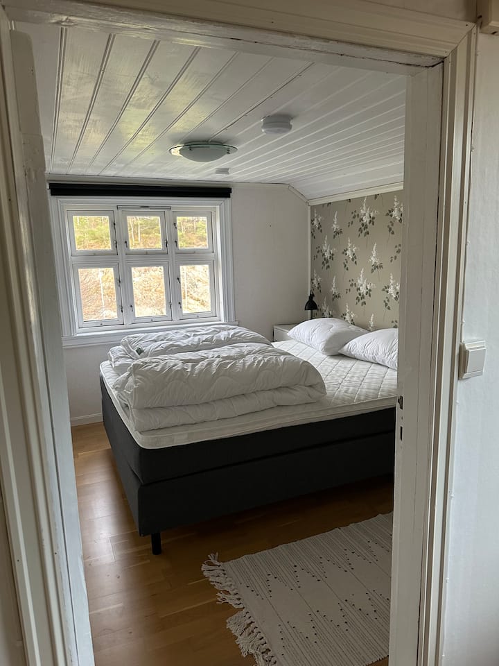 En este dormitorio hay una cama de 150 cm.