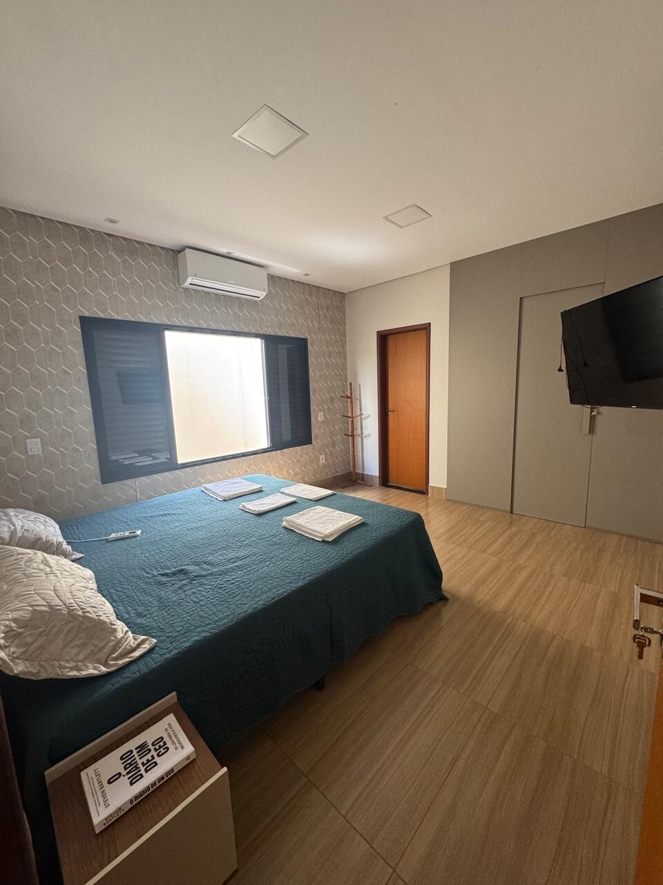 ห้องสวีทพร้อมห้องน้ำส่วนตัวเครื่องปรับอากาศเตียงซูเปอร์คิงไซส์ (กว้างขวางและสะดวกสบายมาก) พร้อมเครื่องนวดหน้าต่างกว้างพร้อมแสงสว่างที่ยอดเยี่ยมและการระบายอากาศตามธรรมชาติ