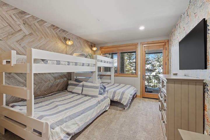 Chumba cha ghorofa cha ghorofa ya chini kinatoa machaguo mengi ya kulala – vitanda viwili vya chini na vitanda viwili vya juu.