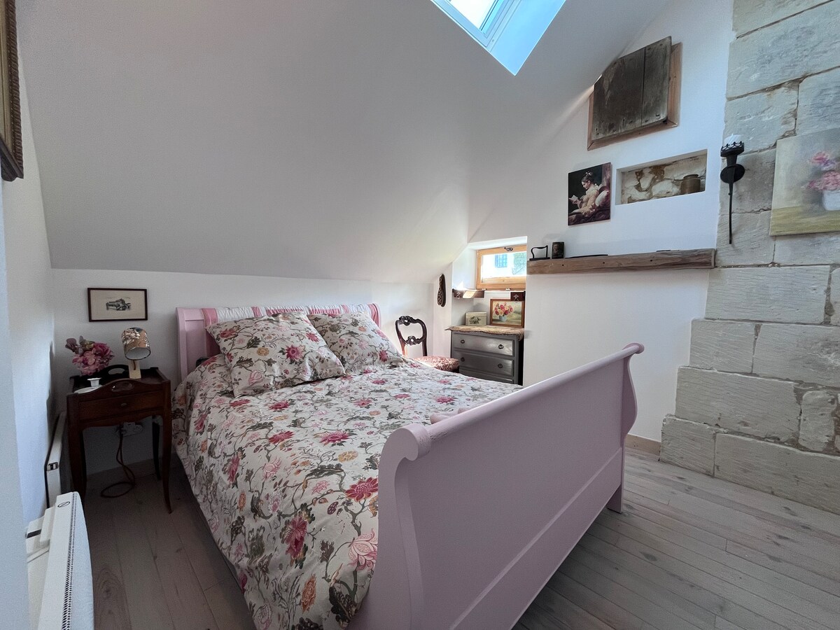 Მთავარ კომპლექტს აქვს ველუქსის ფანჯარა და პატარა ფანჯარა, რომელიც გადაჰყურებს მინდვრებსა და ტყეს. Ხის იატაკის დაფები, სასრიალო საწოლი, ორიგინალური თავისებურებები და ლამაზად მოწყობილი ნამდვილად აქცევს ამ ლამაზ საძინებელს თქვენი სტუმრობისთვის.