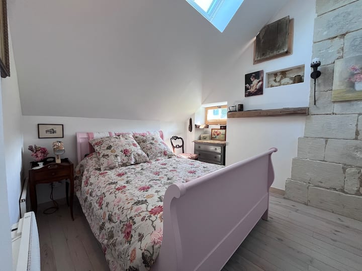 Master ensuite ina dirisha la velux pamoja na dirisha dogo linaloangalia nje juu ya mashamba na msitu. Mbao za mbao, kitanda cha kifahari, vipengele vya awali na vyenye samani nzuri hufanya chumba hiki kizuri cha kulala kiwe kizuri kwa ajili ya ukaaji wako.